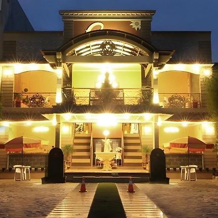 Patria Palace Hotel Blitar Zewnętrze zdjęcie