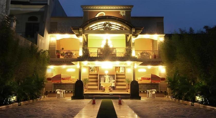 Patria Palace Hotel Blitar Zewnętrze zdjęcie