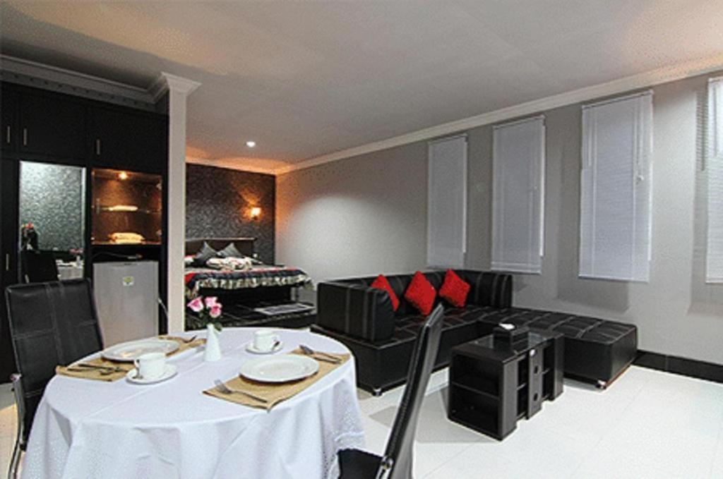 Patria Palace Hotel Blitar Zewnętrze zdjęcie